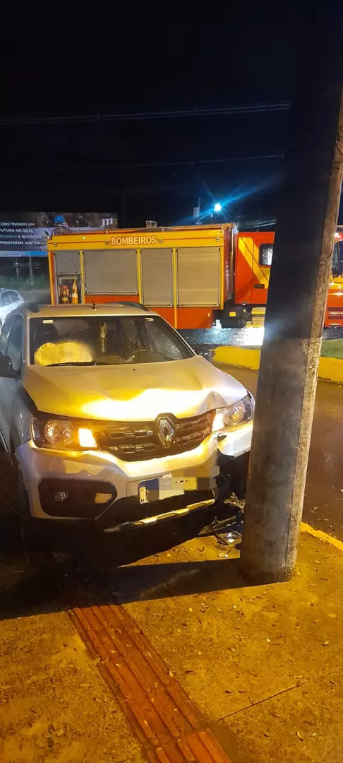 Motorista é atendido pelos bombeiros após colidir com poste